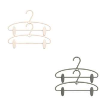 SET DE 4 CINTRES EN PLASTIQUE